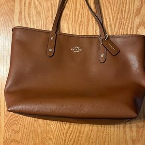 Womens coach tote purse.